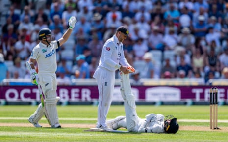 Ο Άγγλος Joe Root παρακολουθεί το Devon Conway της Νέας Ζηλανδίας ενώ ο Tom Latham κοιτάζει.