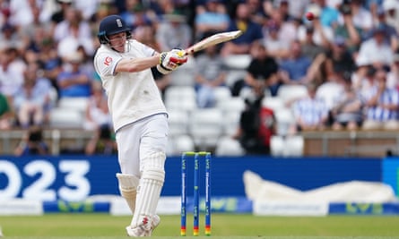 Harry Brook memukul untuk Inggris melawan Australia.