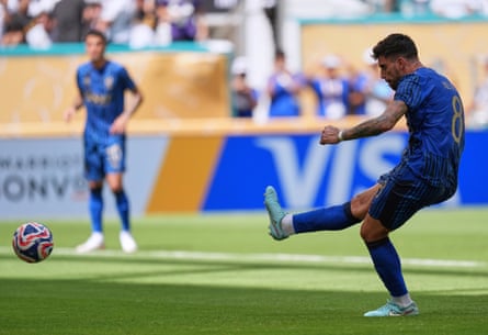 Rúben Neves fires home a penalty late in the first half to level the scores.