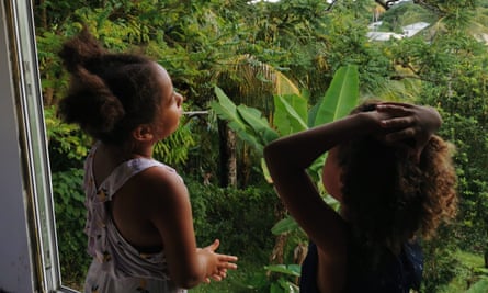 As filhas de Zoe Smith olham pela janela para a floresta de Granada