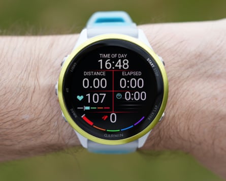The Garmin Forerunner 570 displaying six data fields for a running activity.