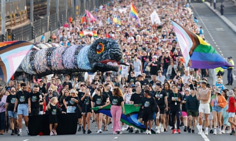 Unas 50.000 personas cruzaron el puente del puerto de Sídney pidiendo igualdad mundial para marcar el final del Sydney WorldPride.
