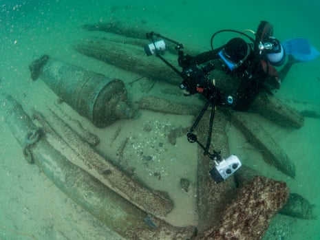 Divers examine the shipwreck near Cascais