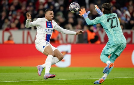 Kylian Mbappé is unable to find a way past Bayern’s goalkeeper, Yann Sommer. 