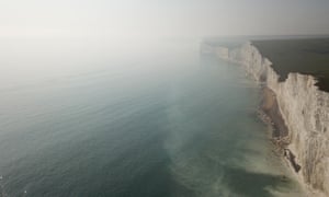 Haze nähtiin Beachy Headin yli aiheuttaen evakuointia East Sussexin rannikolla. 