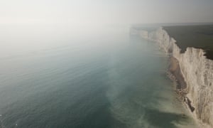 Haze nähtiin Beachy Headin yli aiheuttaen evakuointia East Sussexin rannikolla.