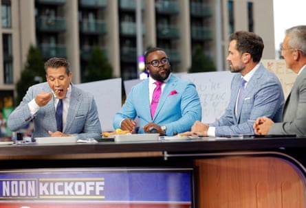Brady Quinn, Mark Ingram II, Matt Leinart & Urban Meyer eating fish and chips as they present the show.