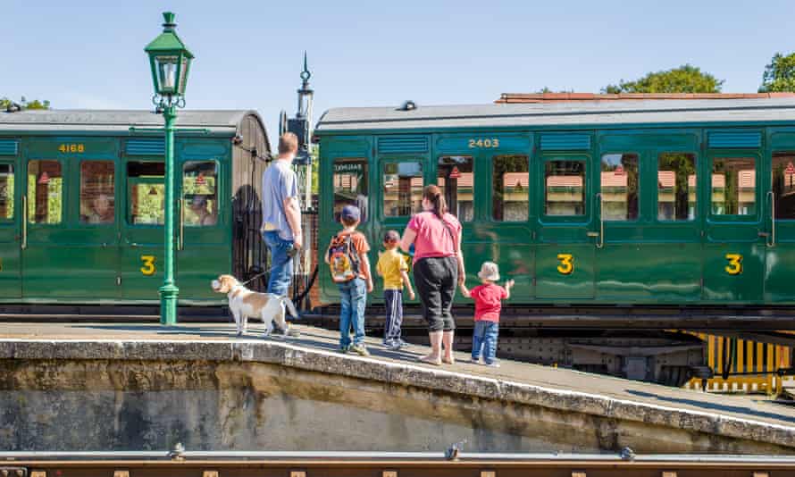 family on platform Havenstreet
