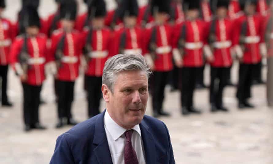 Keir Starmer chegando na Catedral de São Paulo