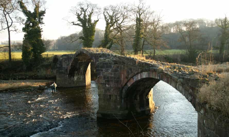 Puente de Cromwell que cruza el río Hodder, siguiendo el paseo circular de Tolkien Trail.