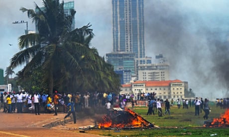 Manifestantes y simpatizantes del gobierno se enfrentan frente a la oficina del presidente en Colombo.