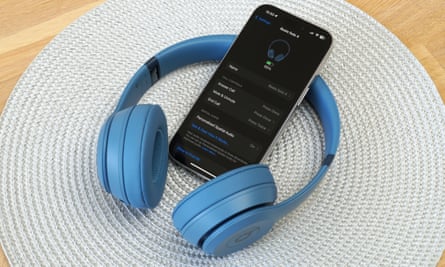 Settings for the Beats Solo 4 headphones on an iPhone.
