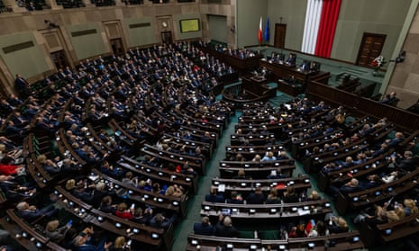 Una vista general muestra a los delegados escuchando mientras Jaroslaw Kaczynski (C), líder del partido polaco Ley y Justicia (PiS), habla en el Parlamento polaco en Varsovia, Polonia, el 11 de diciembre de 2023.