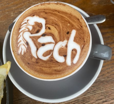 Le surnom 'Rach' dans un bel art du café dans une tasse