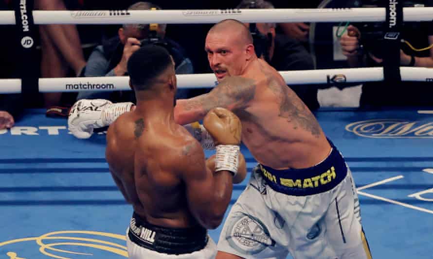 Oleksandr Usyk repousse Anthony Joshua