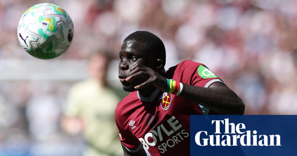 Manchester United target West Ham's Diouf and confirm new Mainoo contract