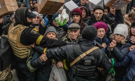 Los rusos se han ido. Ahora Kherson se enfrenta a un nuevo enemigo implacable: el invierno 3 Los residentes de Kherson se agolpan alrededor de un camión de ayuda que distribuye paquetes de alimentos.