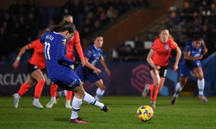 Guro Reiten place Chelsea devant depuis le point de penalty.