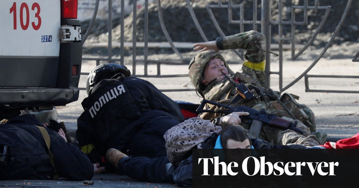 Armed with hammers and pistols, Ukrainians wait at barricades for the Russians