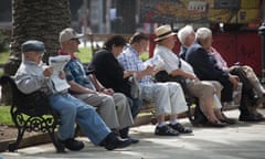 Senior citizens sitting in the Plaza Victoria, Valparaiso, Chile<br>F0YMCH Senior citizens sitting in the Plaza Victoria, Valparaiso, Chile