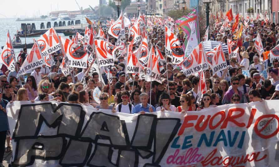 La gente protesta contro la crociera dopo che SMC Opera si è scontrata con un molo e una nave da crociera nel 2019