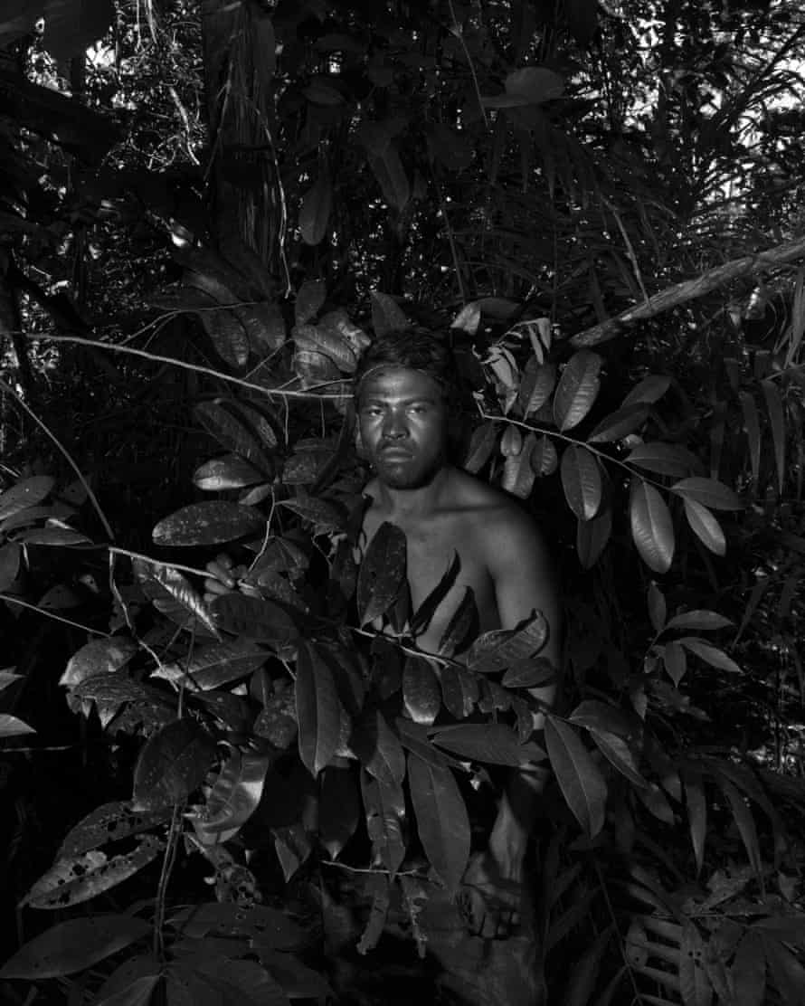 The 25-year-old Paulo Paulino, AKA Lobo Mau (“bad wolf”), was killed on November 1st 2019 in an ambush by illegal loggers inside the Arariboia indigenous reserve. He was a member of the Guajajara forest guard in Maranhão. For several towns in the surrounding region, the local economy is based largely on illegal timber and irregular sawmills provide jobs for poor, unskilled workers. Indigenous activists who confront logging interests routinely suffer harassment, threats and even murder. Jenipapo dos Vieiras, Maranhão, 2019