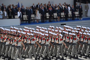 Les trompettes regardent le défilé militaire à Paris avec Emmanuel et Brigitte Macro.