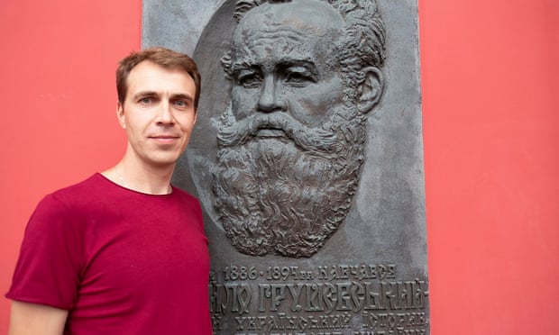 Taras Pshenychnyi with the bronze relief