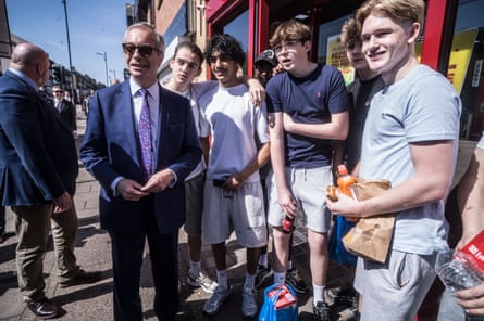 A walkabout in Welling – always with his security.