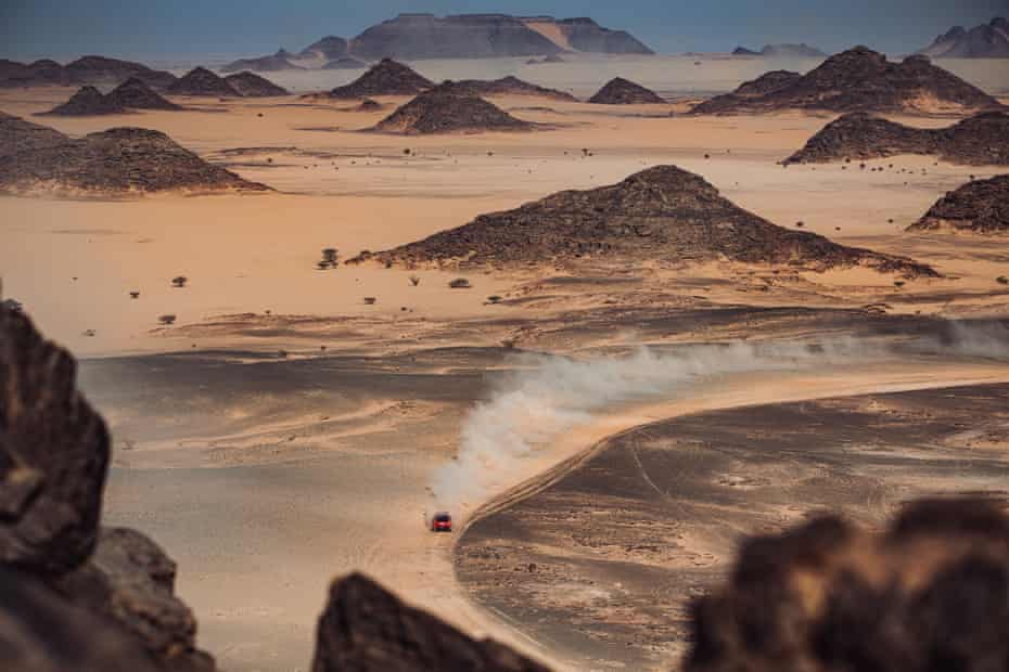 Roma and Bravo drive their Prodrive Hunter around Wadi Ad Dawasir on Stage 9.