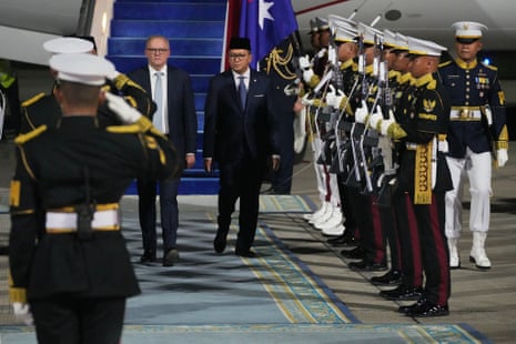 बाएं, एंथोनी अल्बानीज़, जकार्ता में इंडोनेशिया के निवेश और डाउनस्ट्रीमिंग मंत्री रोसन रोएसलानी के साथ चलते हुए।