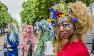 Brexit nubes de reunir a más de Chelsea flower show como el patrocinio marchita 3 Designer Catherine Walker’s floral fashion display last year to coincide with the Chelsea flower show.