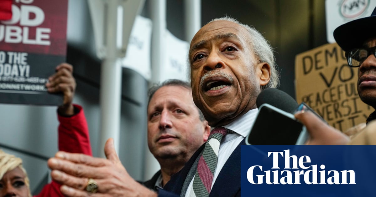 Лидерът на гражданските права е домакин на протест пред офиса