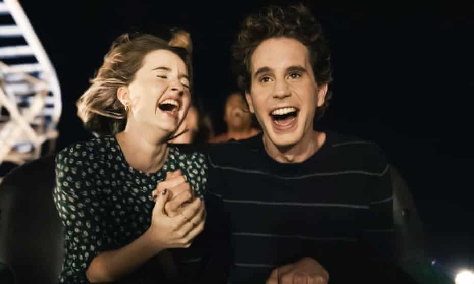 Kaitlyn Dever et Ben Platt dans Cher Evan Hansen.