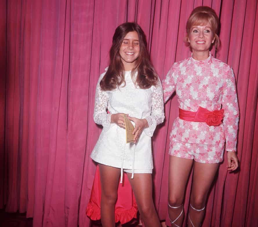 Carrie Fisher színésznő édesanyjával, Debbie Reynoldsszal, 1972-ben, egy rózsaszín függöny előtt