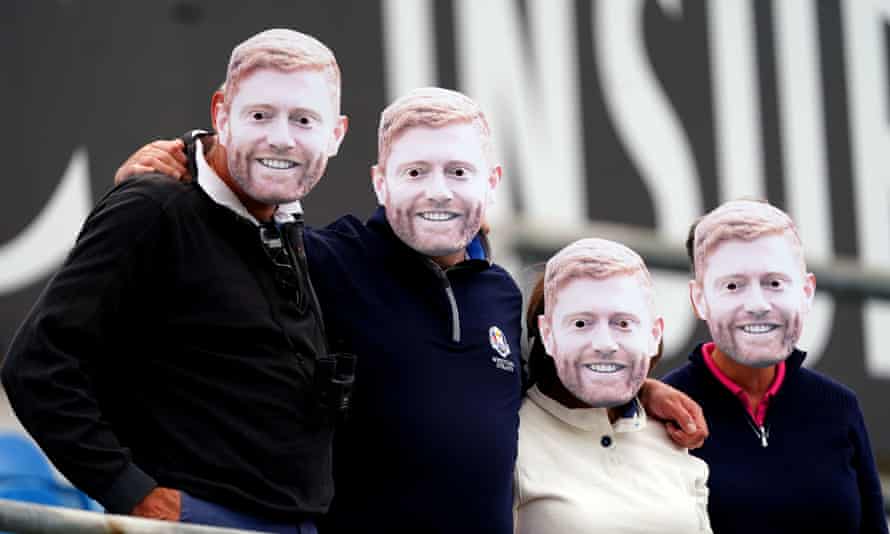 Fyra fans i Johnny Byrsto-masker.