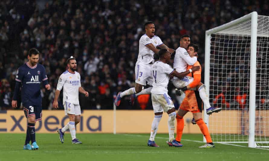 El portero del Real Madrid, Thibaut Courtois, detiene un penalti de Lionel Messi durante el partido de octavos de final del Real Madrid contra el PSG.