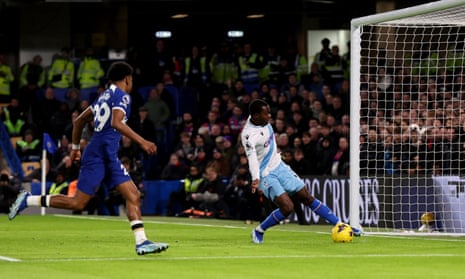 Тајрик Мичел из Кристал Паласа блокирао је ударац са гол-линије Иана Матсена из Челсија.