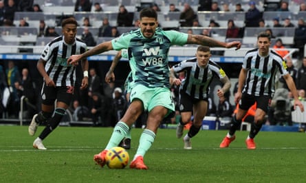 Fulham Aleksandar Mitrovic se desliza al ejecutar un penalti en la segunda mitad contra Newcastle
