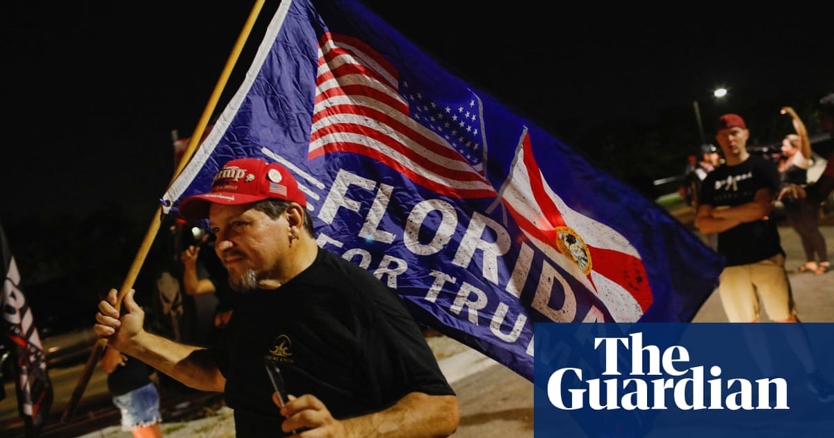 Trump supporters gather after FBI searches his Mar-a-Lago home – video
