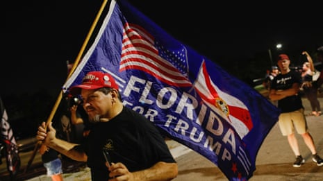 Trump supporters gather after FBI searches his Mar-a-Lago home – video