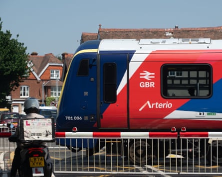 รถไฟ South Western Arterio ในชุดสี Union Jack ใหม่ของ Great British Railways