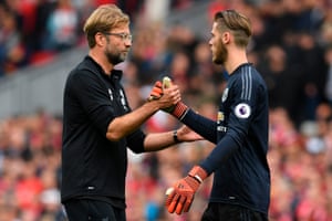 Jurgen Klopp shakes hands with David de Gea at the end of the match.