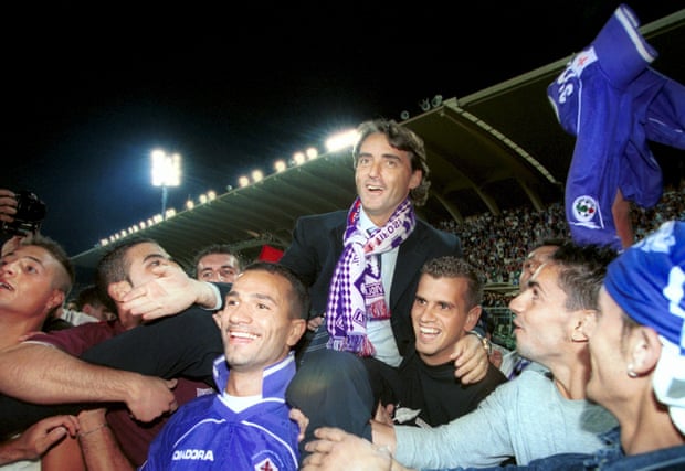Roberto Mancini celebrates after Fiorentina’s triumph in the Coppa Italia in 2001.