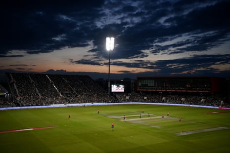 England thrash New Zealand by 95 runs to win second T20 cricket international – as it happened | Twenty20 5 The sun sets over the Old Trafford stands on a perfect Manchester evening for cricket.