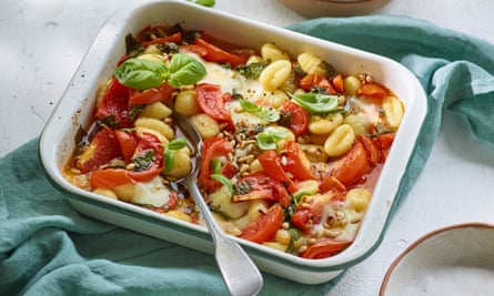 Gebackene Gnocchi mit Tomaten, Basilikum, Mozzarella und Pinienkernen.