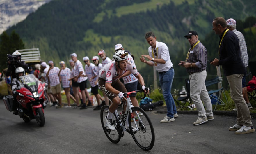Bob Jungels saw off 20 riders from the breakaway on a gruelling stage.