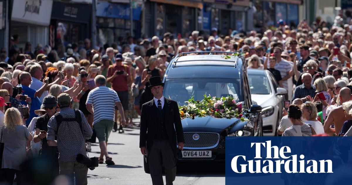 Thousands of Bonnie Tyler fans gather to pay respects as coffin brought home