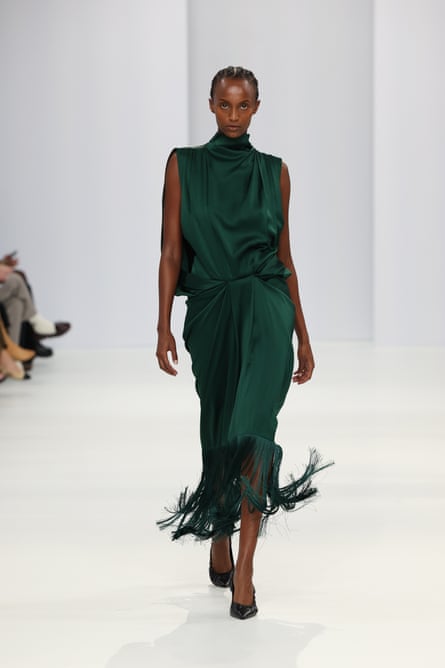 A model walking down the runway for Esse