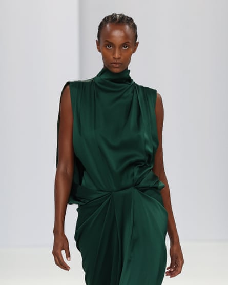 A model walking down the runway for Esse